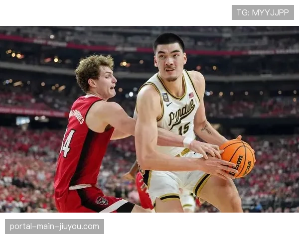 NCAA疯狂三月在即，多名大学内线球员加练低位防守步法以应对职业联赛挑战